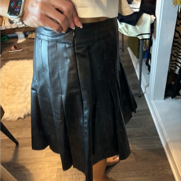 Woman’s Black faux pleated leather skirt - Picture 5 of 9